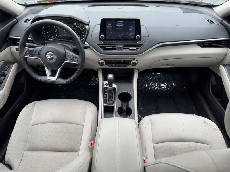 Nissan Altima Vehicle Full-screen Gallery Image 11