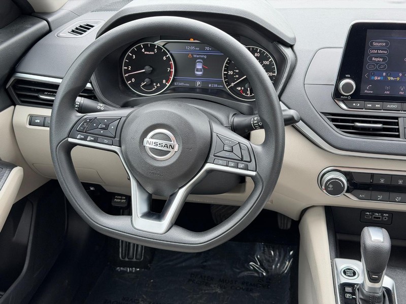 Nissan Altima Vehicle Full-screen Gallery Image 12
