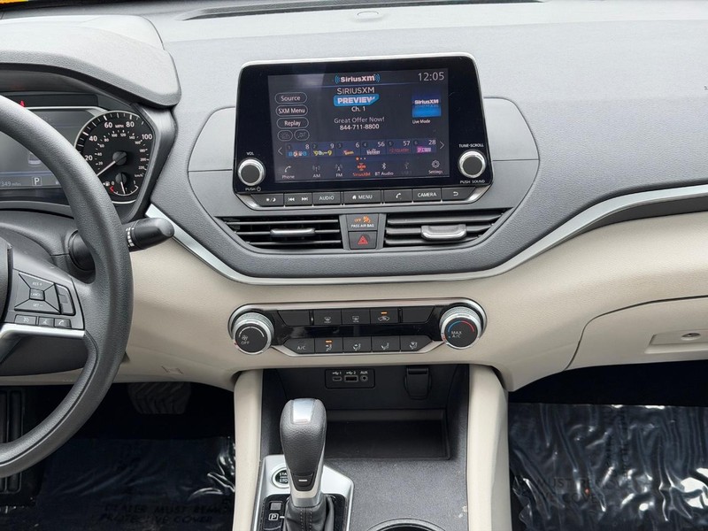 Nissan Altima Vehicle Full-screen Gallery Image 13