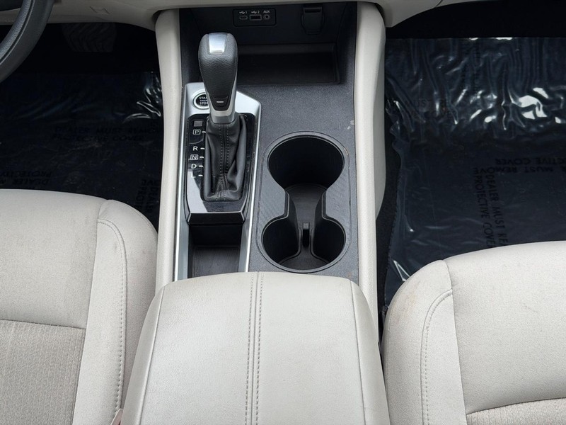 Nissan Altima Vehicle Full-screen Gallery Image 14