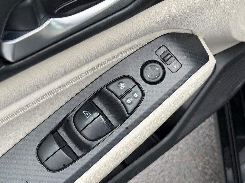 Nissan Altima Vehicle Full-screen Gallery Image 15