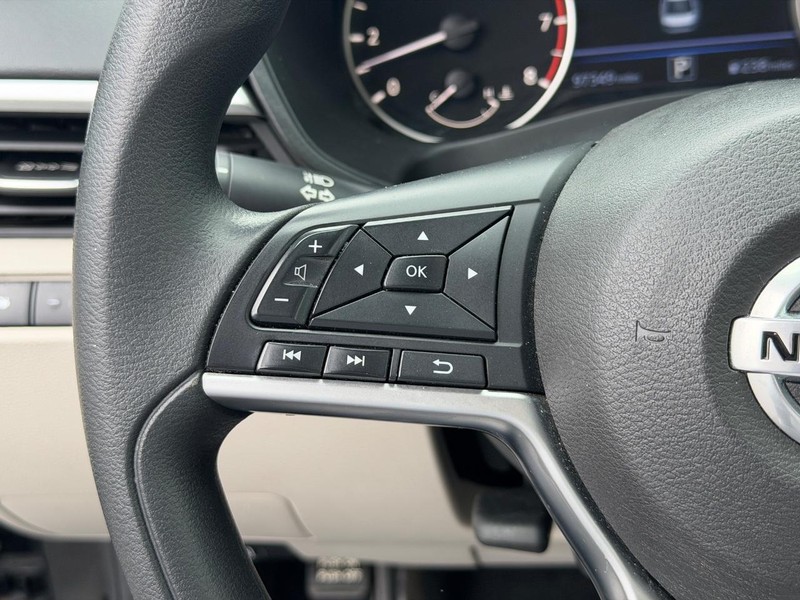 Nissan Altima Vehicle Full-screen Gallery Image 17