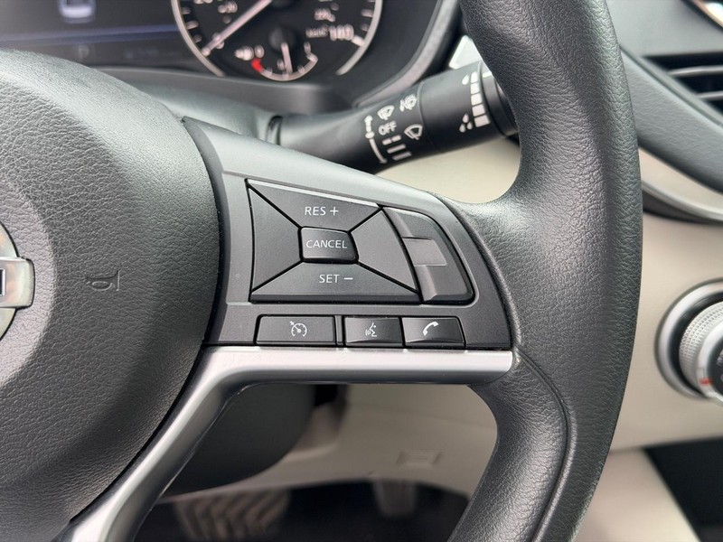 Nissan Altima Vehicle Full-screen Gallery Image 18