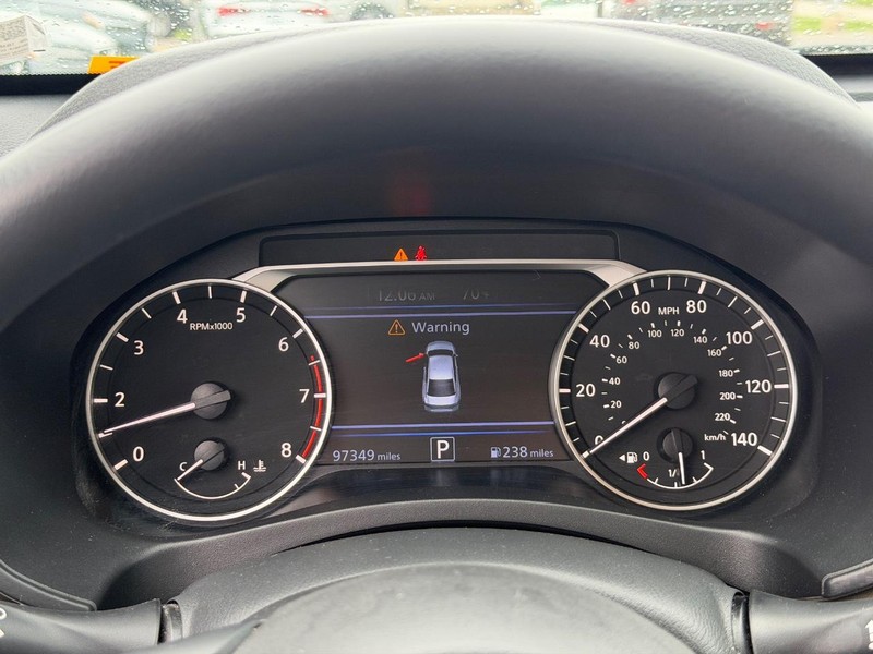 Nissan Altima Vehicle Full-screen Gallery Image 19