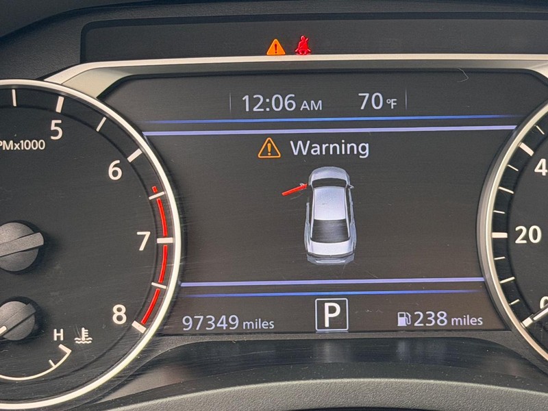 Nissan Altima Vehicle Full-screen Gallery Image 20