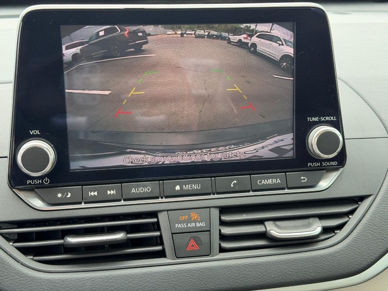 Nissan Altima Vehicle Full-screen Gallery Image 21