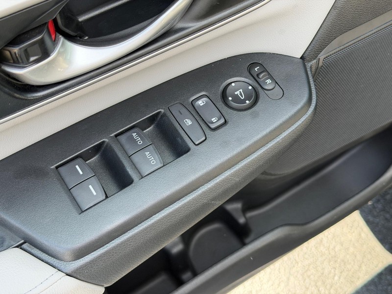 Honda CR-V Vehicle Full-screen Gallery Image 15