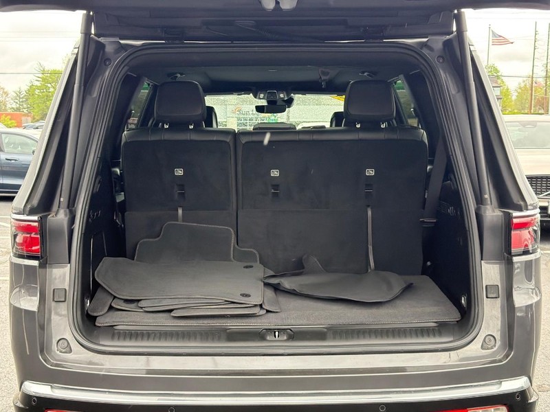 Jeep Wagoneer Vehicle Full-screen Gallery Image 04