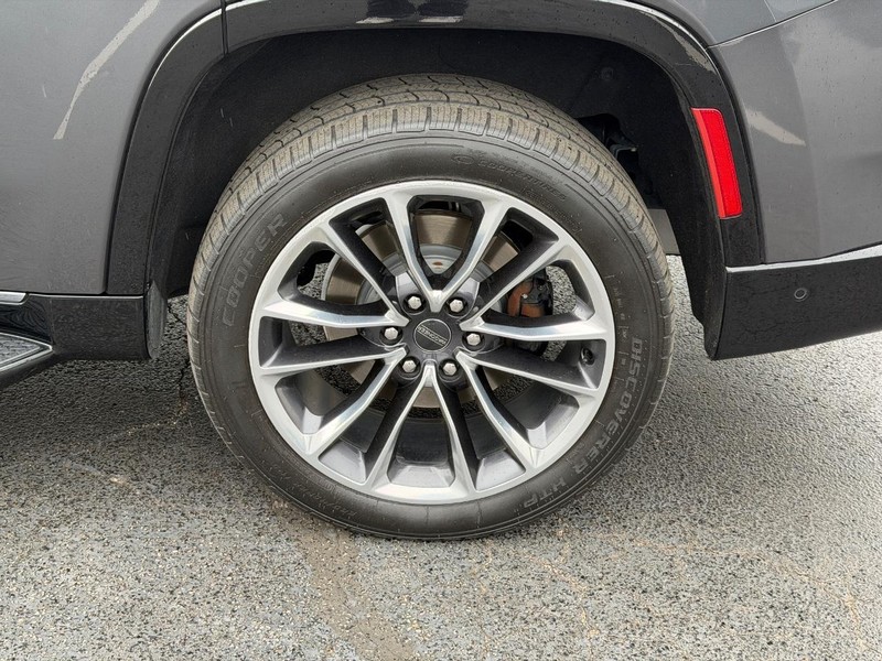 Jeep Wagoneer Vehicle Full-screen Gallery Image 07