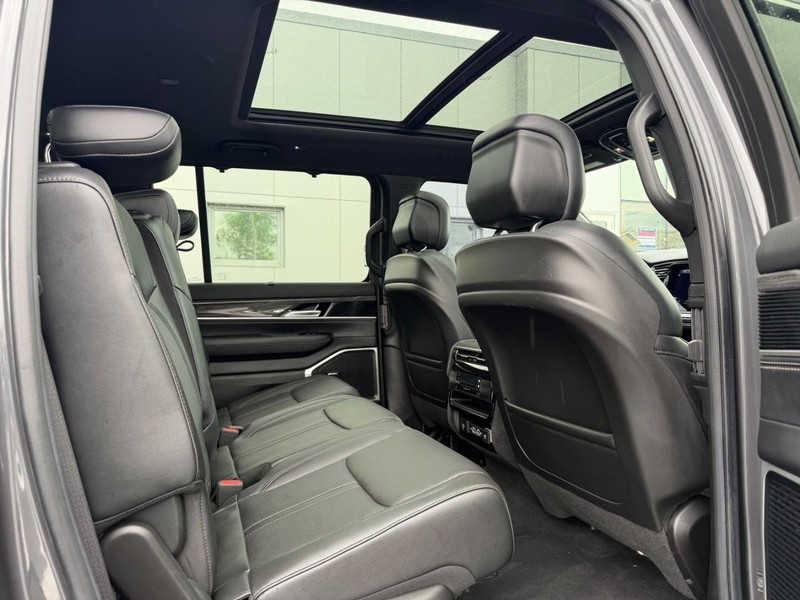 Jeep Wagoneer Vehicle Full-screen Gallery Image 10