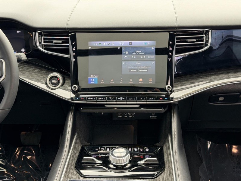 Jeep Wagoneer Vehicle Full-screen Gallery Image 13