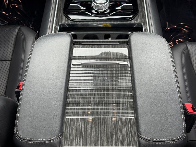 Jeep Wagoneer Vehicle Full-screen Gallery Image 14