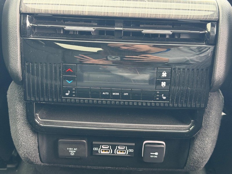 Jeep Wagoneer Vehicle Full-screen Gallery Image 15