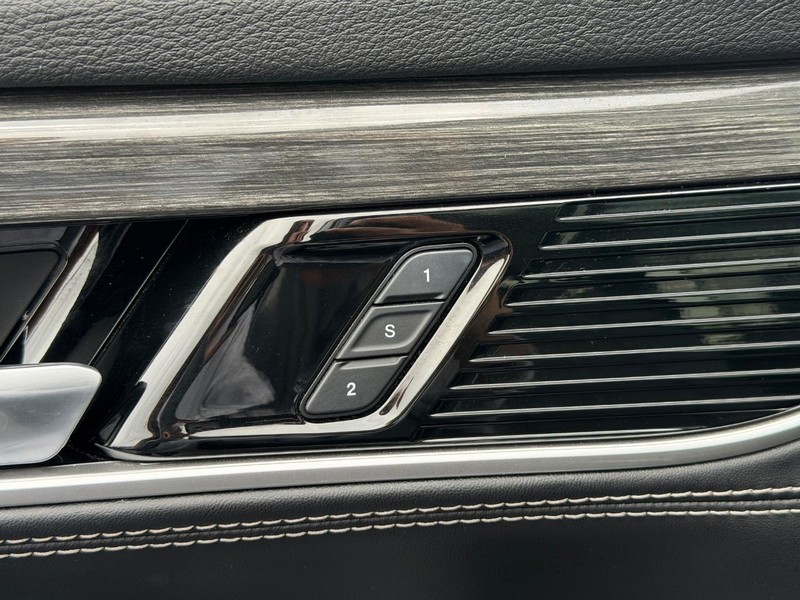 Jeep Wagoneer Vehicle Full-screen Gallery Image 17