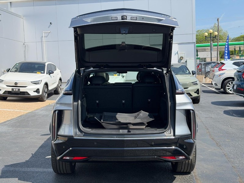 Cadillac LYRIQ Vehicle Full-screen Gallery Image 04