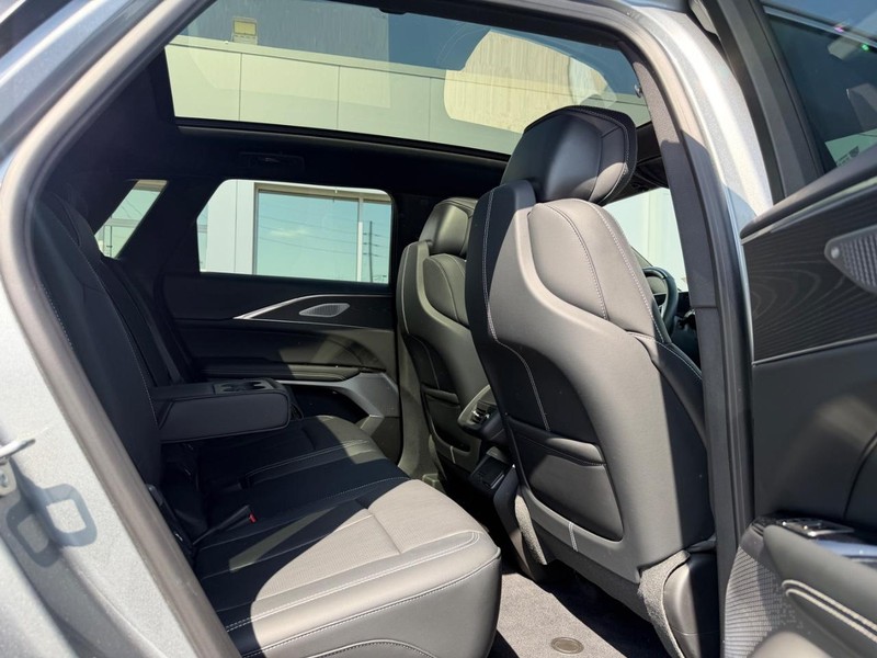 Cadillac LYRIQ Vehicle Full-screen Gallery Image 10