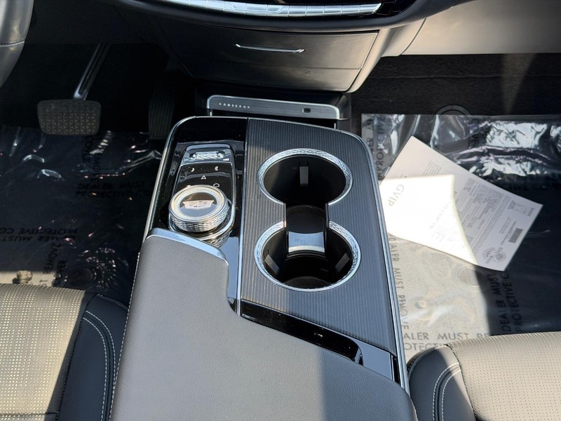 Cadillac LYRIQ Vehicle Full-screen Gallery Image 14