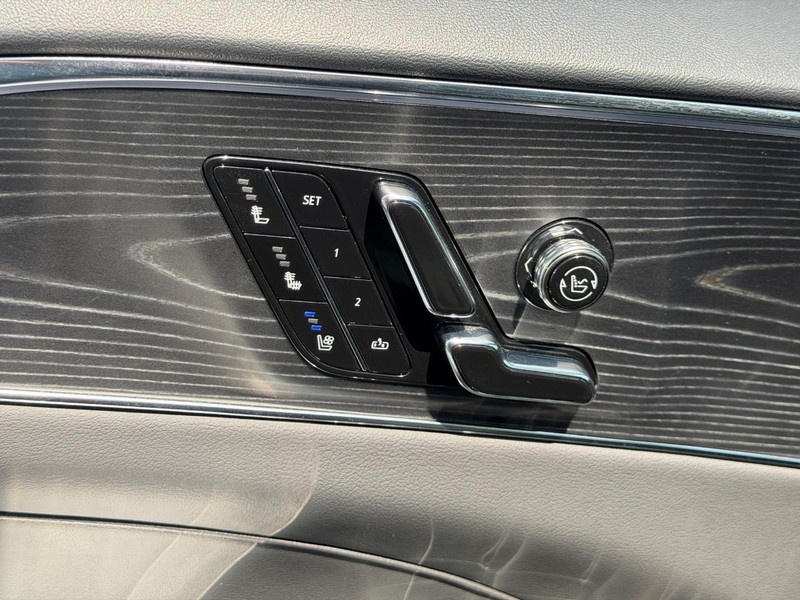 Cadillac LYRIQ Vehicle Full-screen Gallery Image 16