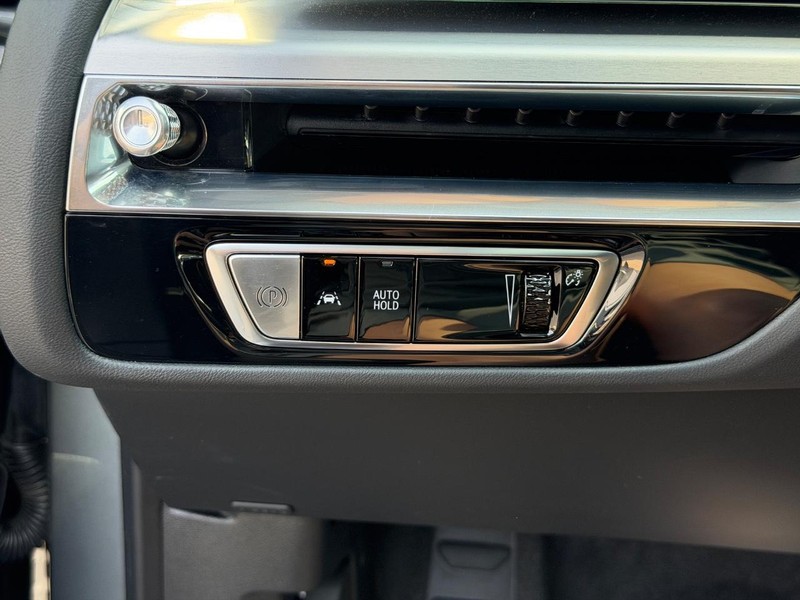 Cadillac LYRIQ Vehicle Full-screen Gallery Image 17