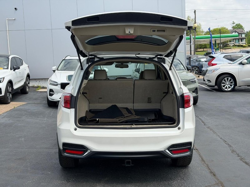 Acura RDX Vehicle Full-screen Gallery Image 04