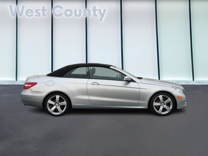 Mercedes-Benz E-Class Vehicle Full-screen Gallery Image 02