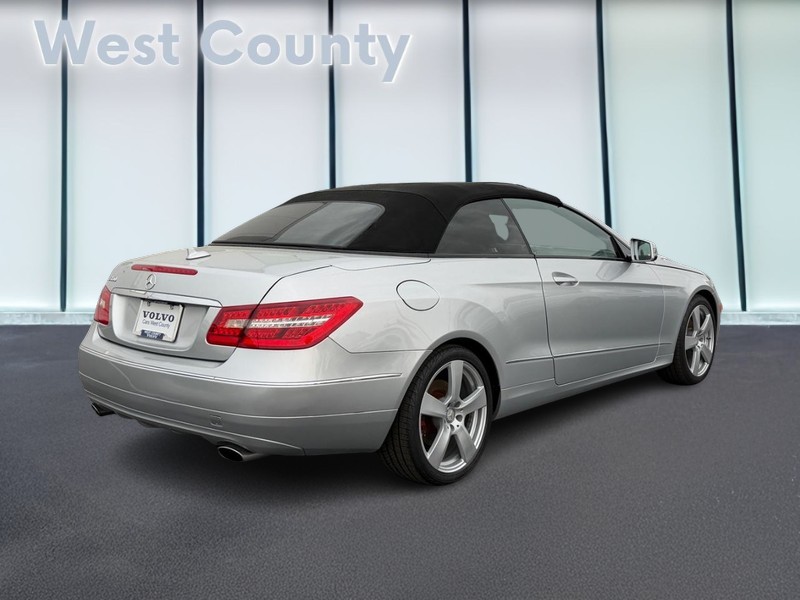 Mercedes-Benz E-Class Vehicle Full-screen Gallery Image 03