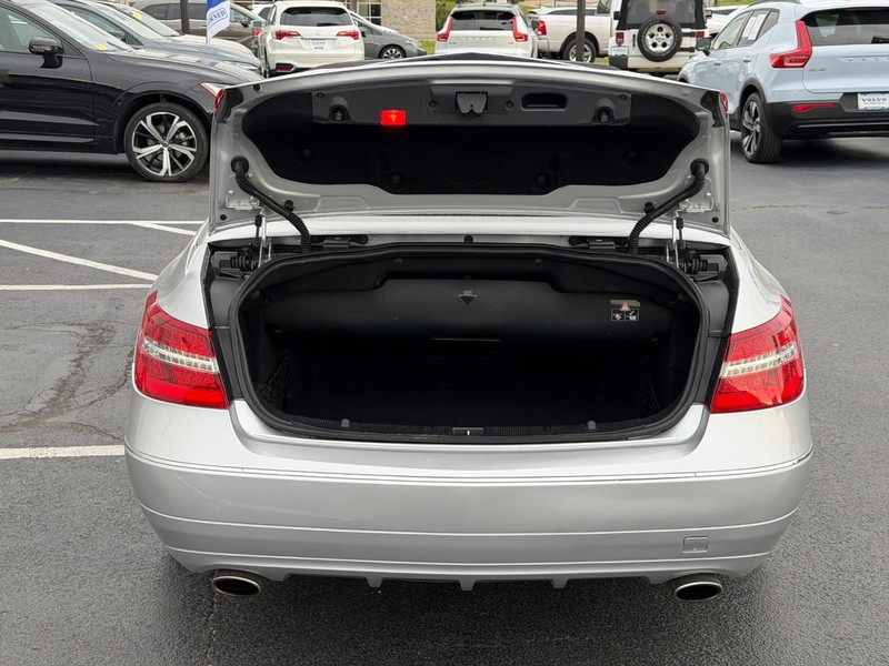 Mercedes-Benz E-Class Vehicle Full-screen Gallery Image 04