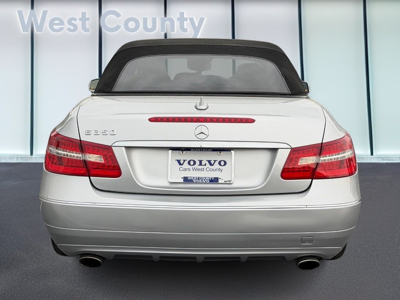Mercedes-Benz E-Class Vehicle Full-screen Gallery Image 05