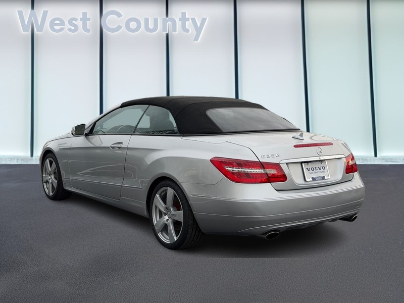 Mercedes-Benz E-Class Vehicle Full-screen Gallery Image 06