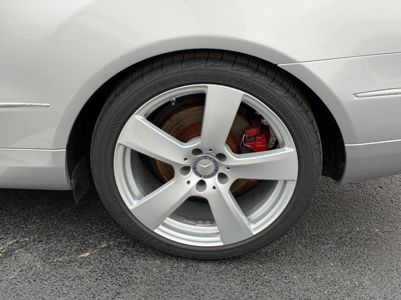 Mercedes-Benz E-Class Vehicle Full-screen Gallery Image 07