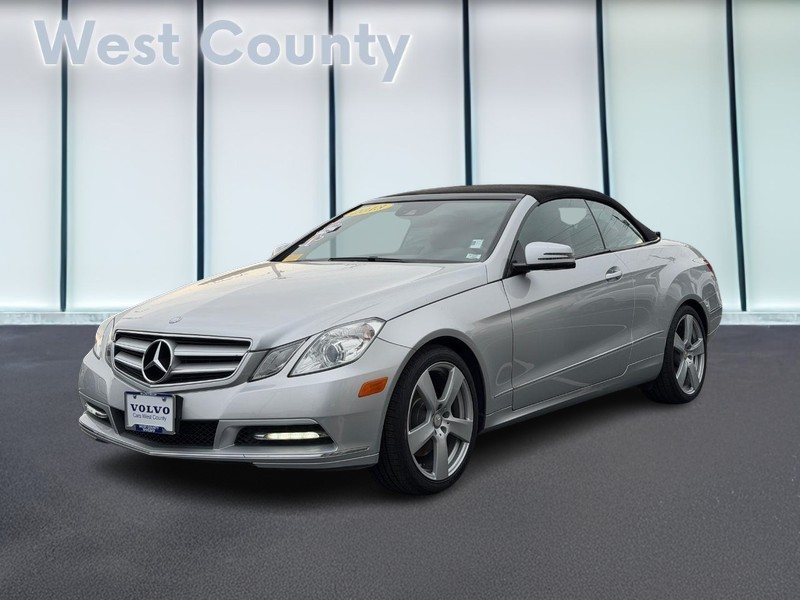 Mercedes-Benz E-Class Vehicle Full-screen Gallery Image 08