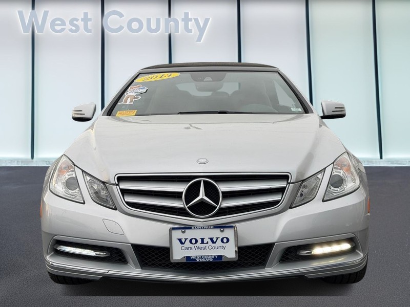 Mercedes-Benz E-Class Vehicle Full-screen Gallery Image 09