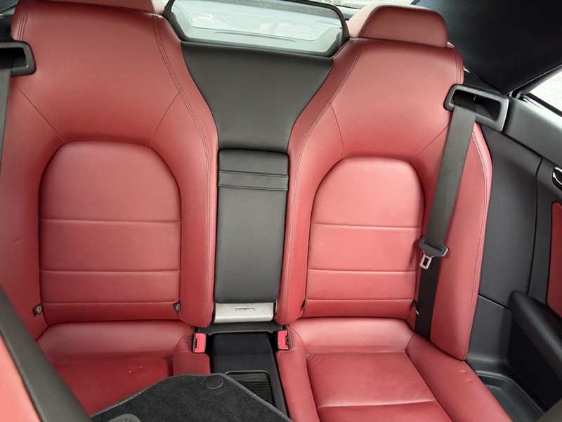 Mercedes-Benz E-Class Vehicle Full-screen Gallery Image 10
