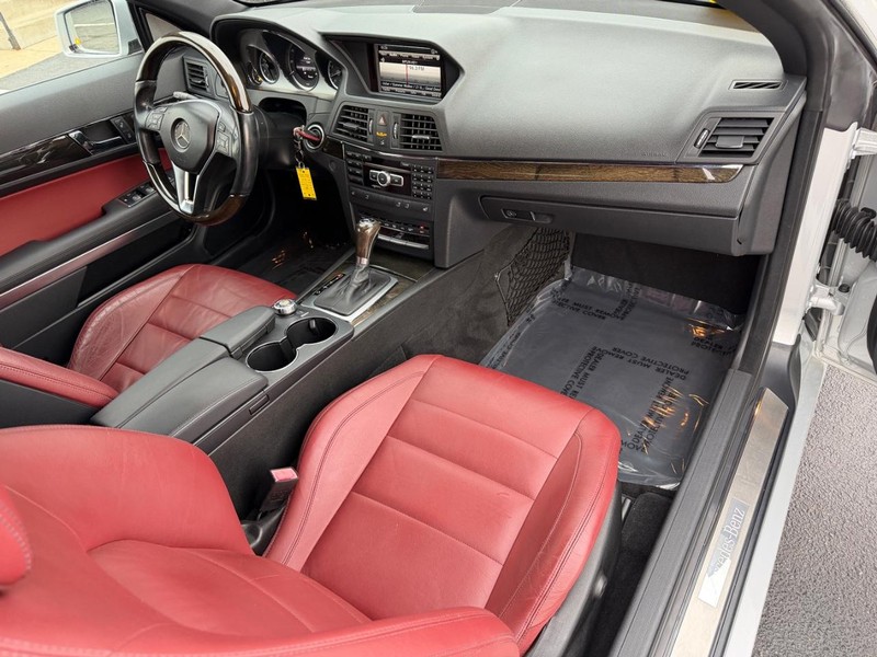 Mercedes-Benz E-Class Vehicle Full-screen Gallery Image 11