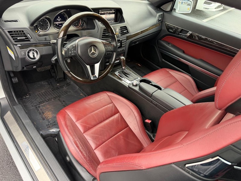 Mercedes-Benz E-Class Vehicle Full-screen Gallery Image 12