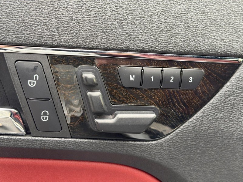 Mercedes-Benz E-Class Vehicle Full-screen Gallery Image 13