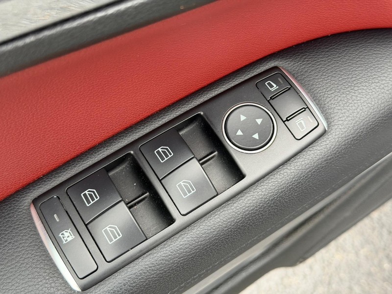 Mercedes-Benz E-Class Vehicle Full-screen Gallery Image 14