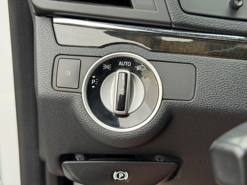 Mercedes-Benz E-Class Vehicle Full-screen Gallery Image 15