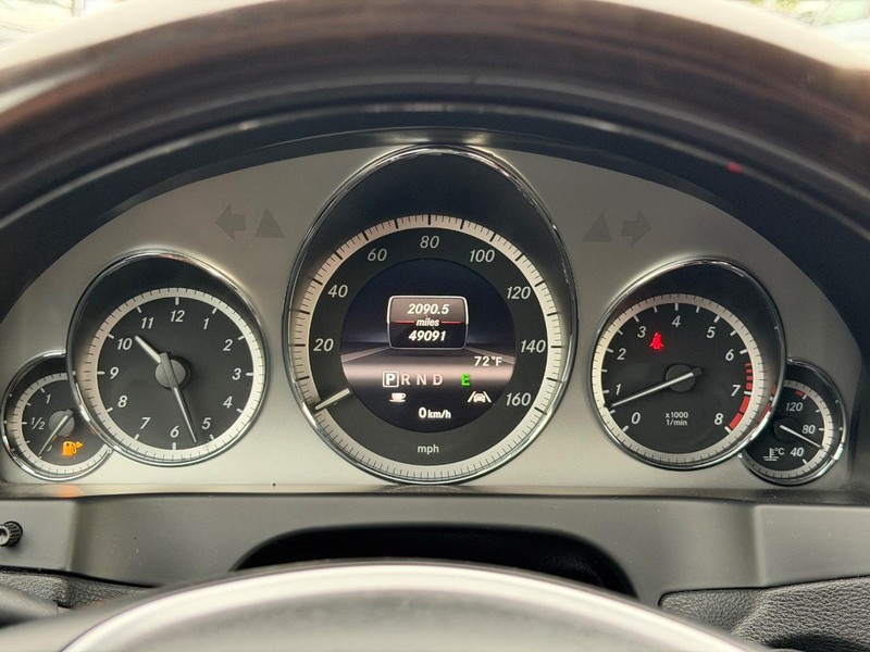 Mercedes-Benz E-Class Vehicle Full-screen Gallery Image 16