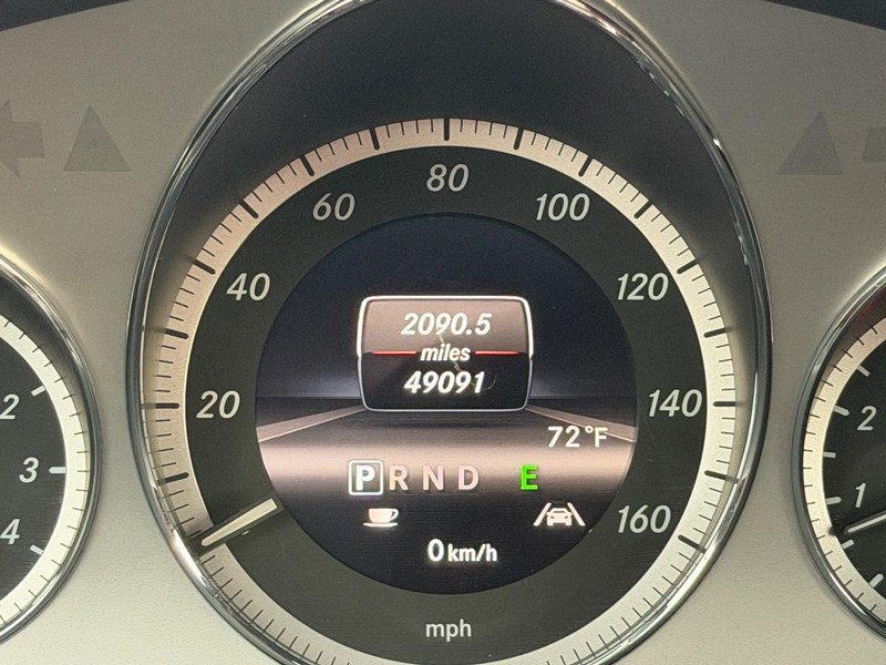Mercedes-Benz E-Class Vehicle Full-screen Gallery Image 17