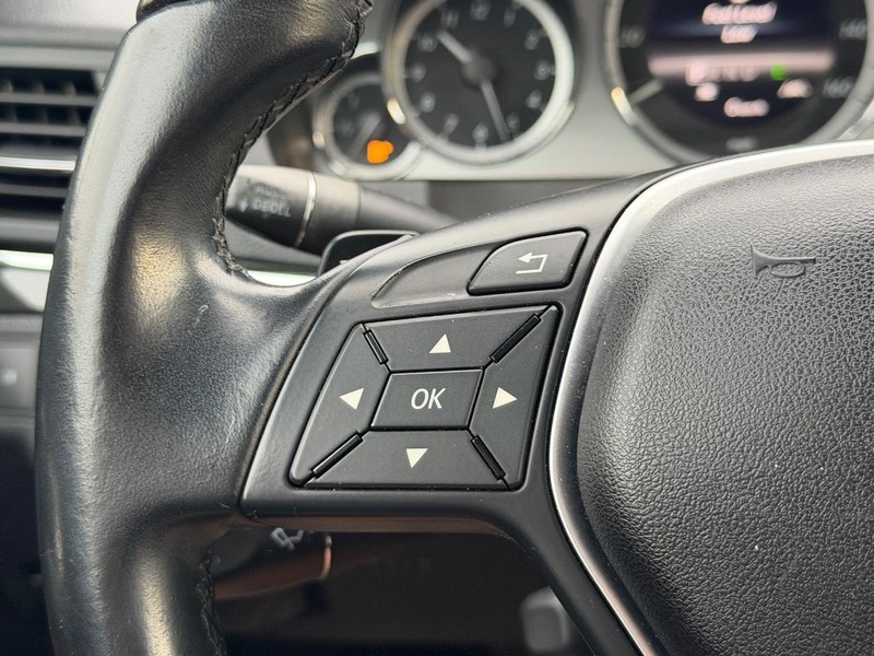 Mercedes-Benz E-Class Vehicle Full-screen Gallery Image 18