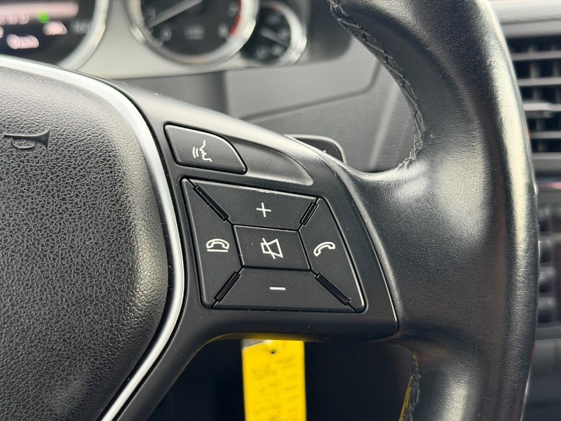 Mercedes-Benz E-Class Vehicle Full-screen Gallery Image 19