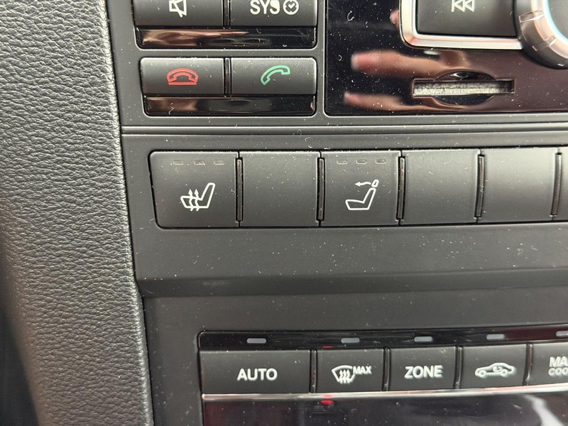 Mercedes-Benz E-Class Vehicle Full-screen Gallery Image 20