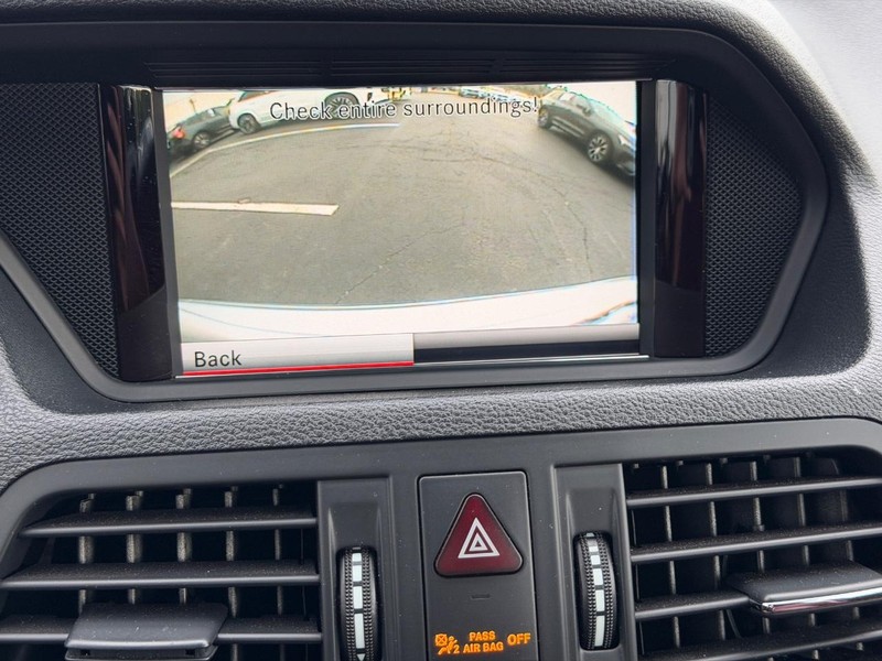 Mercedes-Benz E-Class Vehicle Full-screen Gallery Image 21