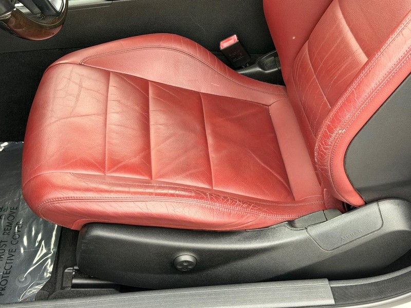 Mercedes-Benz E-Class Vehicle Full-screen Gallery Image 22