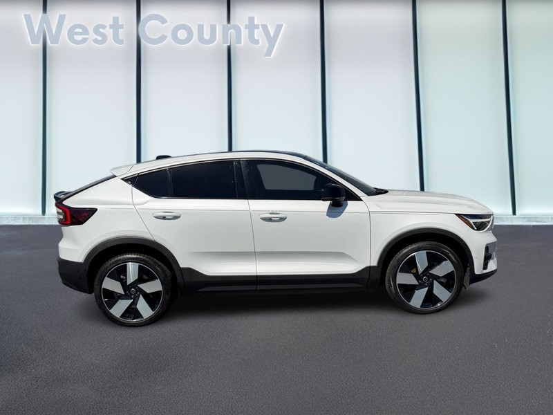 Volvo C40 Recharge Pure Electric Vehicle Full-screen Gallery Image 02