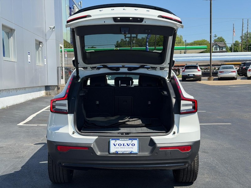 Volvo C40 Recharge Pure Electric Vehicle Full-screen Gallery Image 04