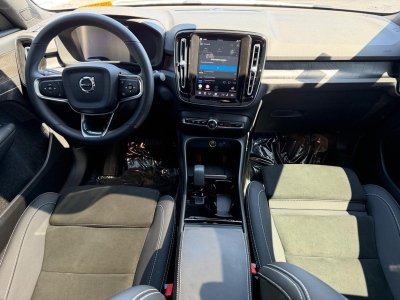 Volvo C40 Recharge Pure Electric Vehicle Full-screen Gallery Image 11