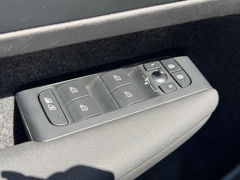 Volvo C40 Recharge Pure Electric Vehicle Full-screen Gallery Image 15
