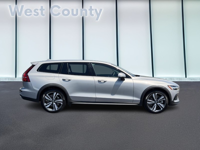 Volvo V60 Cross Country Vehicle Full-screen Gallery Image 02